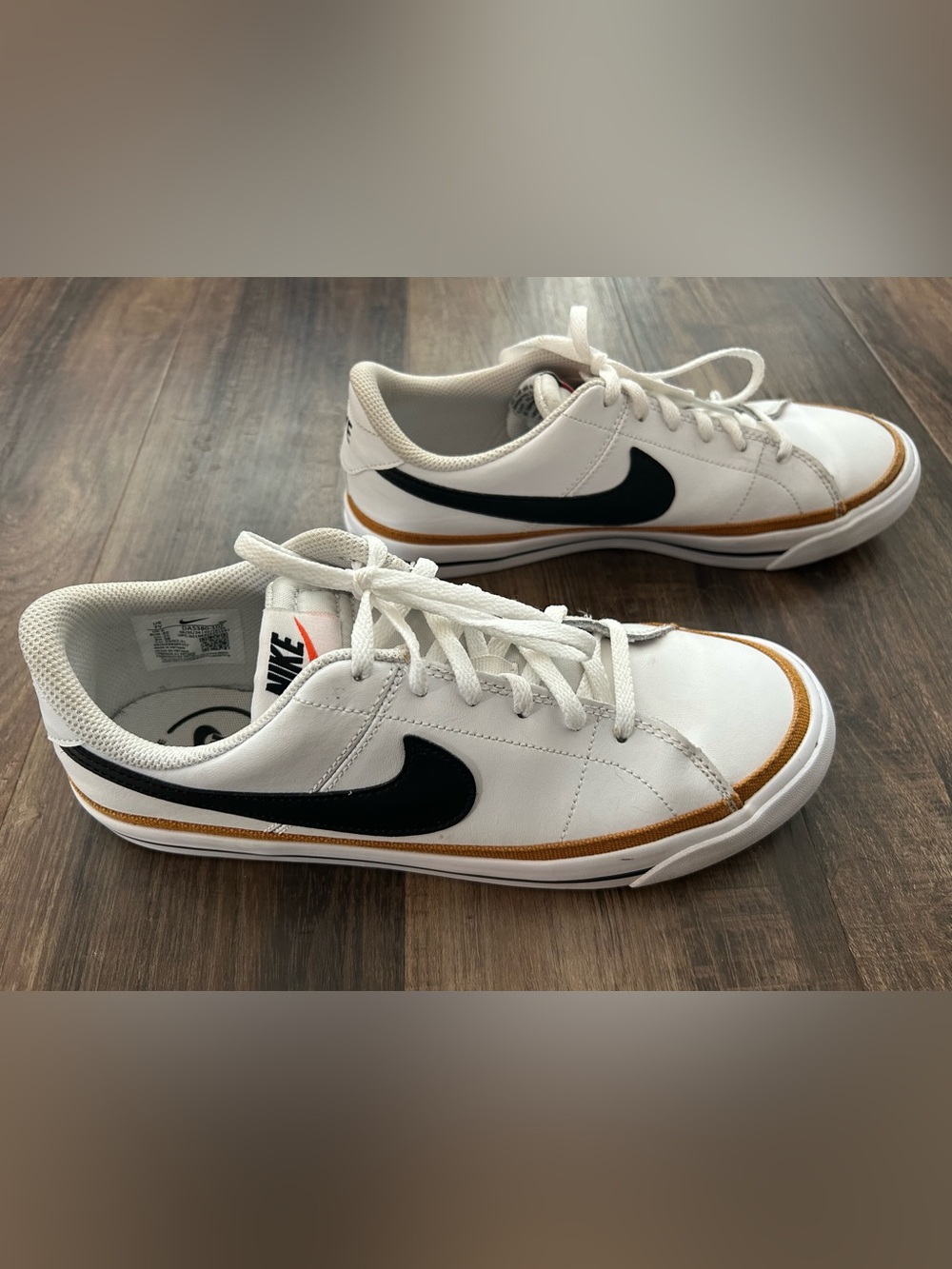 Nike Court Legacy Women's Sneakers White Black Gold size 7 great Condition